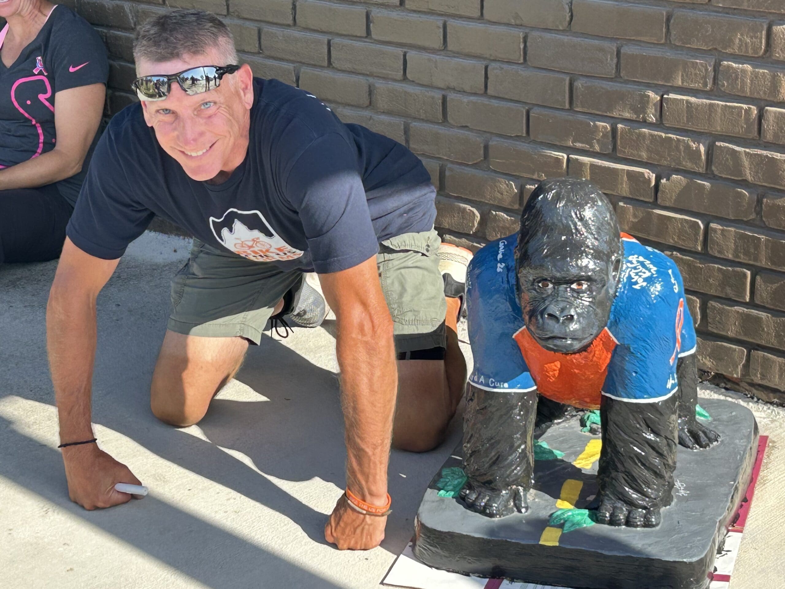 Gorilla signing in Pittsburg, KA